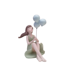 Figura Decorativa de Resina Boneca Sentada com Balões