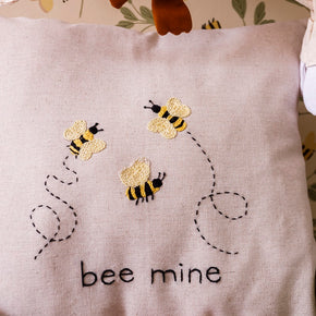 Almofada Bordada 40x40 Abelha