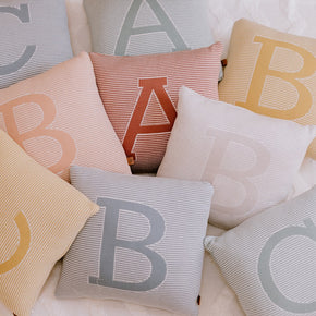 Almofada Letra Tons de Rosa e Vermelho Rian Tricot