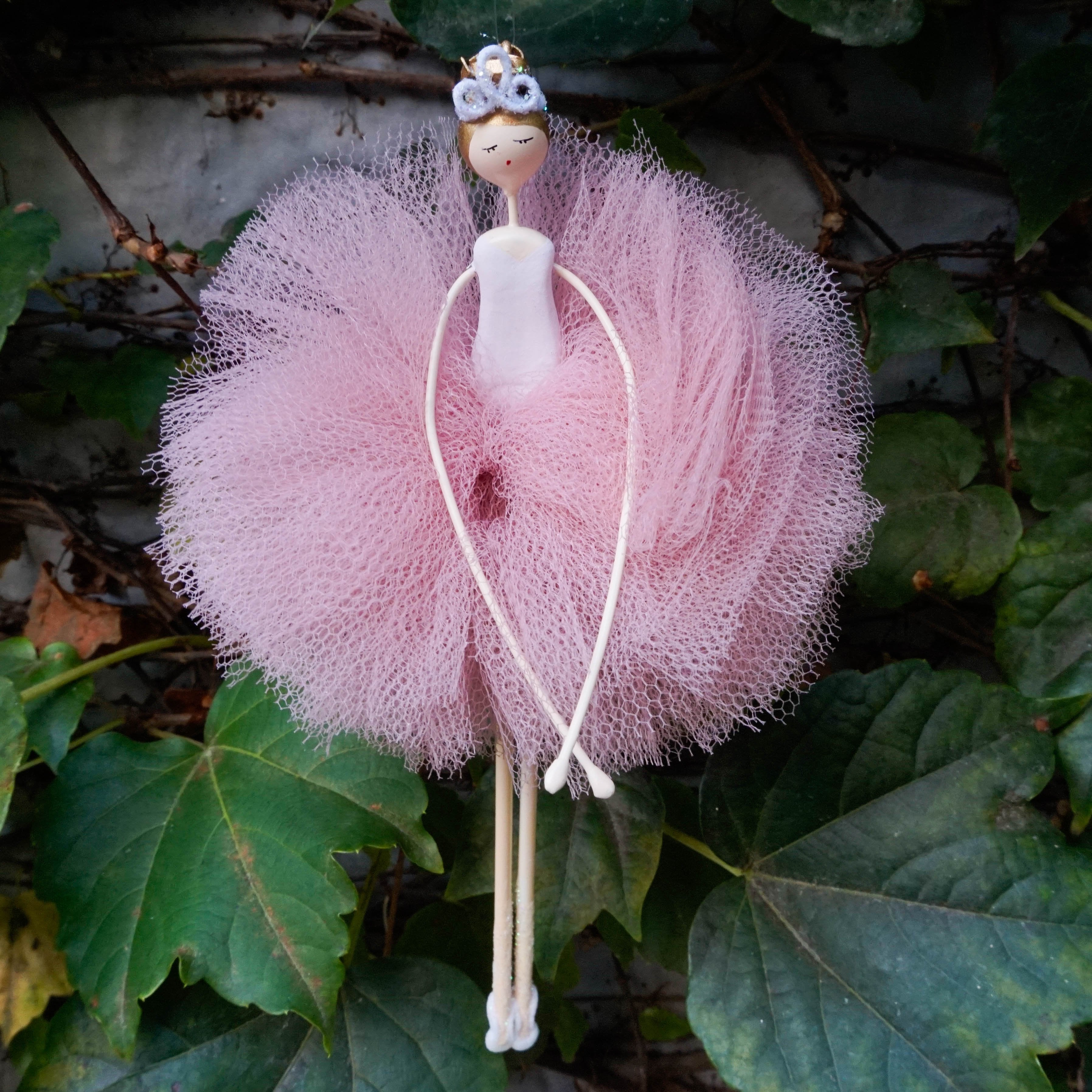 Vestido infantil rosa tema Bailarina com balões no jardim